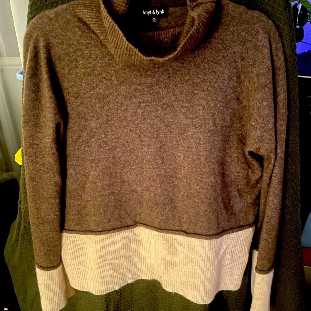 100% cashmere knyt & lynk two toned turtle neck medium